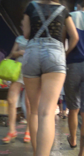 牛仔热裤背带少妇