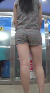 高跟翘臀紧身热裤少妇