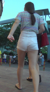 细腰大屁股紧身白热裤