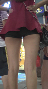 街拍黑色热裤少妇