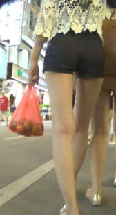 街拍两热裤姐妹