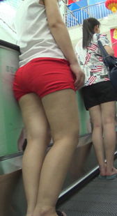 紧身红热裤上电梯