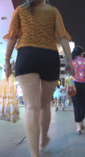 街拍紧身黑热裤少妇