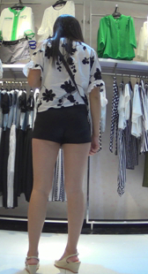 商场黑紧热裤少妇