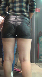 包臀皮裤大屁股少妇