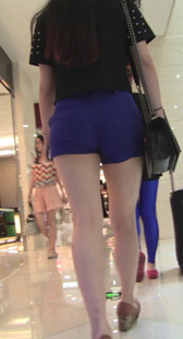商场长腿热裤包臀少女