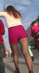 黑丝包臀粉裤小少妇