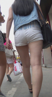 街拍紧色热裤少妇