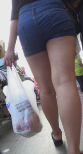 街拍包臀紧身热裤开发少