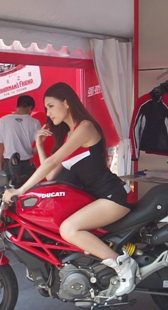 看这骑摩托车的姿势