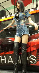 紧身牛仔套装长发模特