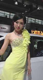 高挑黄裙小模特