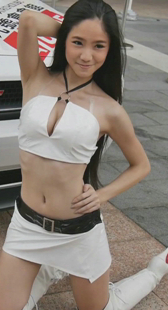 丰满性感白衣车模