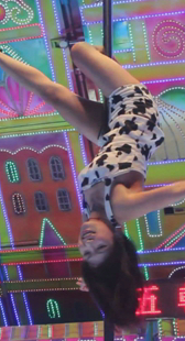 斑点花裤倒挂金勾小妹