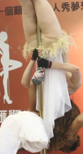 刘真性感倒挂金勾白皙大腿