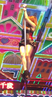 性感丁字裤小妹钢管旋转