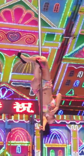 钢管倒挂金勾赶紧遮胸