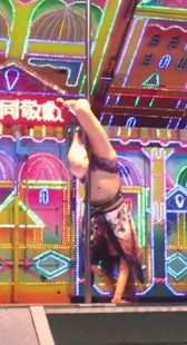 钢管小妹爬最高放手夹住