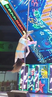 性感小妹倒挂腿张开爬