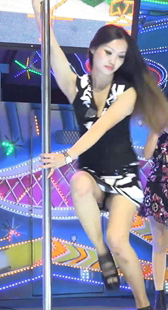 少见极品辣妹大美女秀钢管