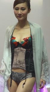 性感内衣秀上身丰满