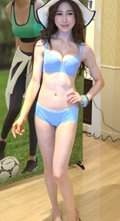 商场性感内衣秀翘臀美腿美胸