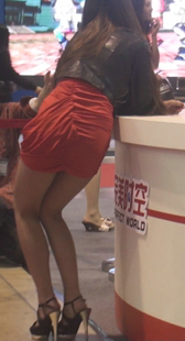 这模特也太会摆姿势了吧