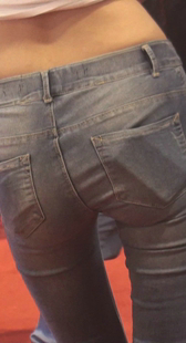 细腿紧身牛仔妹