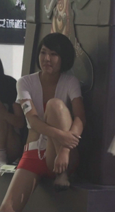 看这坐姿很不雅观