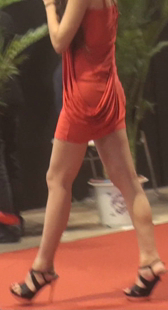 人高走路步伐大