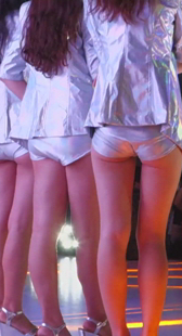 长腿包臀热裤露小PP