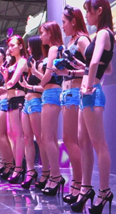 紧身热裤内痕明显众模特