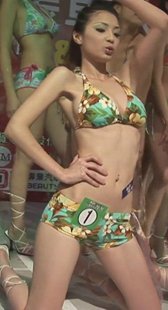 车展现场美女泳装秀