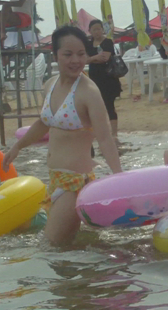 泳装少妇饱满圆臀