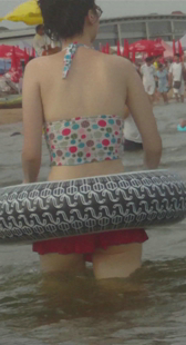 戴着眼镜游泳的少妇