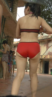 超紧红色比基尼美少妇