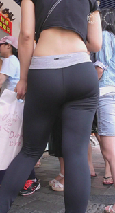 黑色健美裤翘臀美少妇