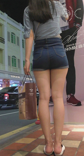 细长腿包臀牛仔热裤小妹