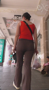 街拍呢绒包臀大妈巨臀