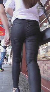 跟拍超紧打底裤圆臀小妹