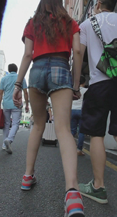 牛仔热裤骚货都露出PP了