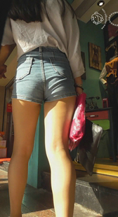 性感牛仔热裤深沟少女