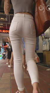 细腰大宽臀白紧布裤少女