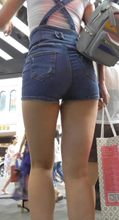 高挑长腿紧牛热裤