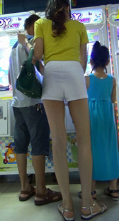 游乐场的性感长腿妈妈