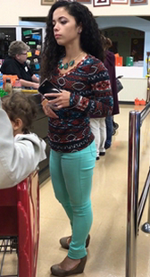 超市包臀绿裤长发少妇