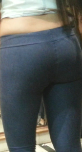 跟拍呢绒少妇去买包