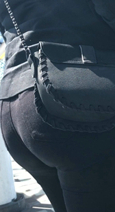 侧拍翘臀紧身黑裤少妇