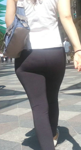 街拍紧身打底黑裤小少妇