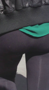 近距离跟拍圆臀黑裤少妇